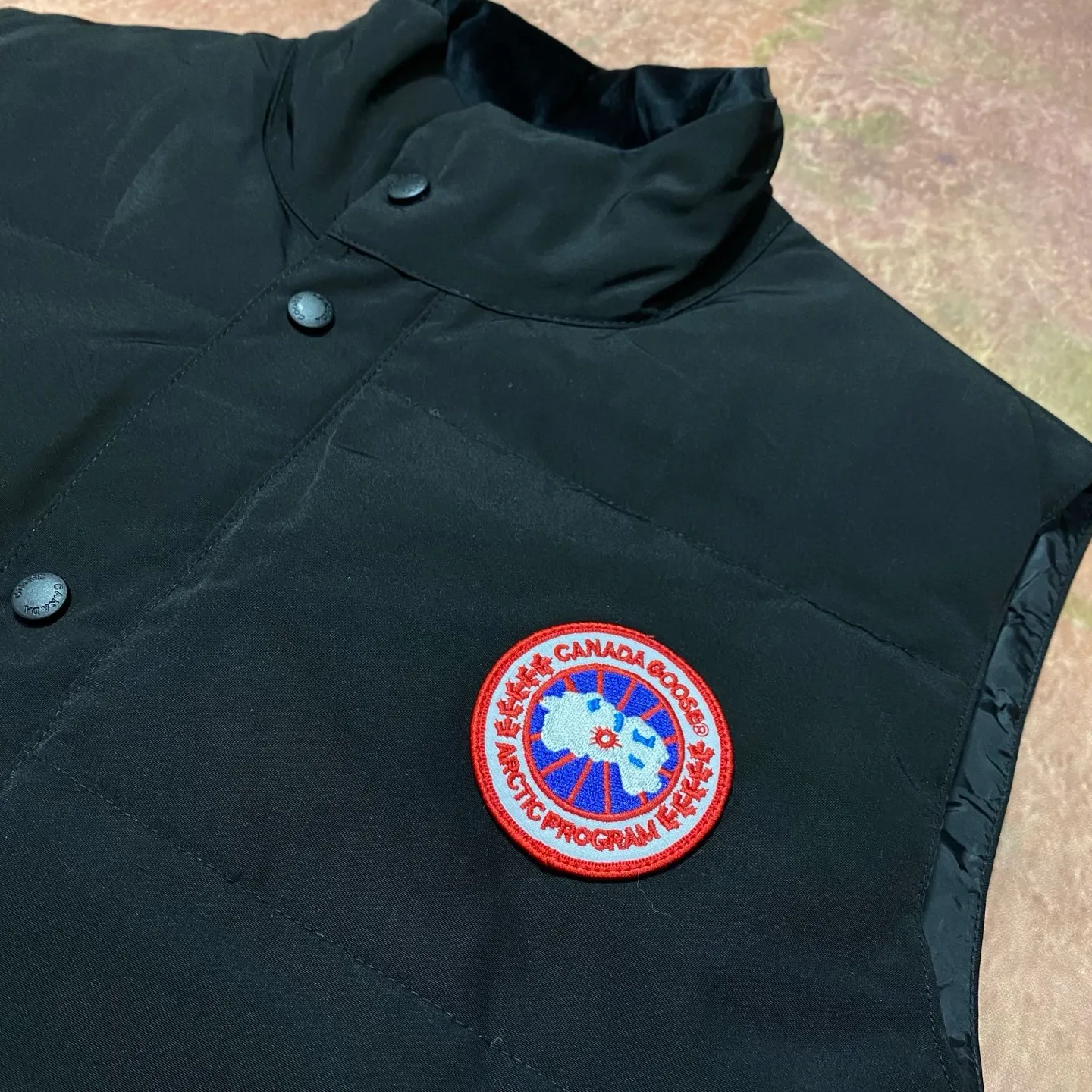 P400 Black] Canada Goose#Freestyle Canadian Crew 4154M Men’s and Women’s Vest Down# ➖ Imported Behringer embroidery machine with customized 10,000-needle embroidery logo! ➖ Imported 21-count polyester-cotton blended original fabric, using Feather-Light 10D waterproof coating fabric, made of 84.5% polyester fiber and 15.5% cotton, 100% the best feel in the entire network! ➖ The official website synchronizes the national standard 80 white duck down, and will never mislead by false claims such as 90 down or goose down! ➖ 100% nylon lon lining with double double-layer sealing design to prevent velvet from running away. Top-grade polar fleece is used in the collar and pockets to keep warm and comfortable! ➖ Yoshida YKK provides original custom-made electroplated sliders. YKK two-way lockable zippers are tight and smooth and will not peel off paint! ➖ 3M composite original Velcro is durable, and all accessories and hardware are disassembled and customized! ⛔No slander, no exaggeration, no need for too much copywriting, because it is focused, it is professional!  SIZE: M L XL XXL